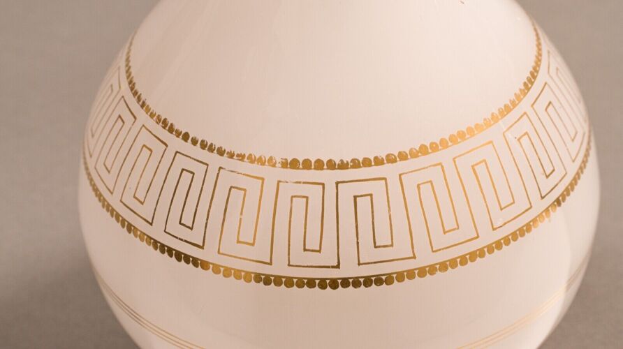 Paire de vases en opaline XIXe decor a la grecque rehauts dores