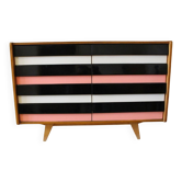 Enfilade U453 en bois par Jiří Jiroutek — façades laquées noir, blanc et rose, années 1960