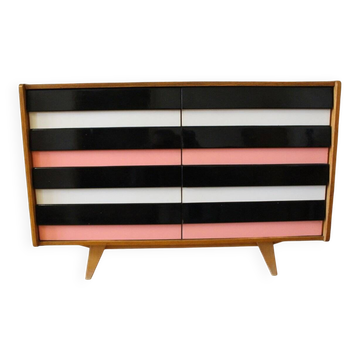 Enfilade U453 en bois par Jiří Jiroutek — façades laquées noir, blanc et rose, années 1960