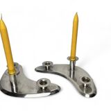 Paire de chandeliers boomerang en métal argenté Ercuis, XXème