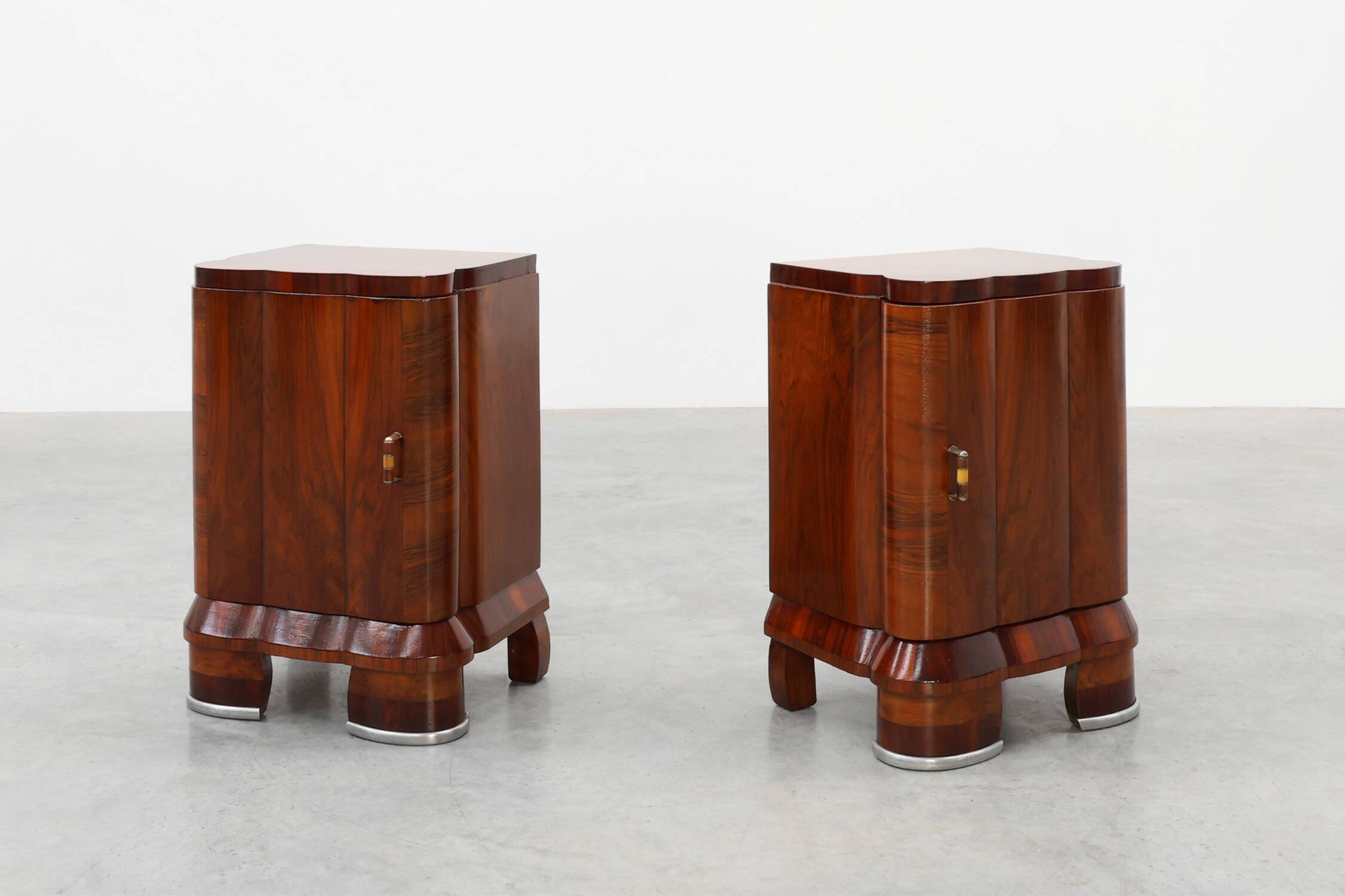 Pair of Art Deco Nightstands in Walnut, Italy 1920s