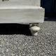 Commode ancienne en bois blanchi dessus en marbre blanc