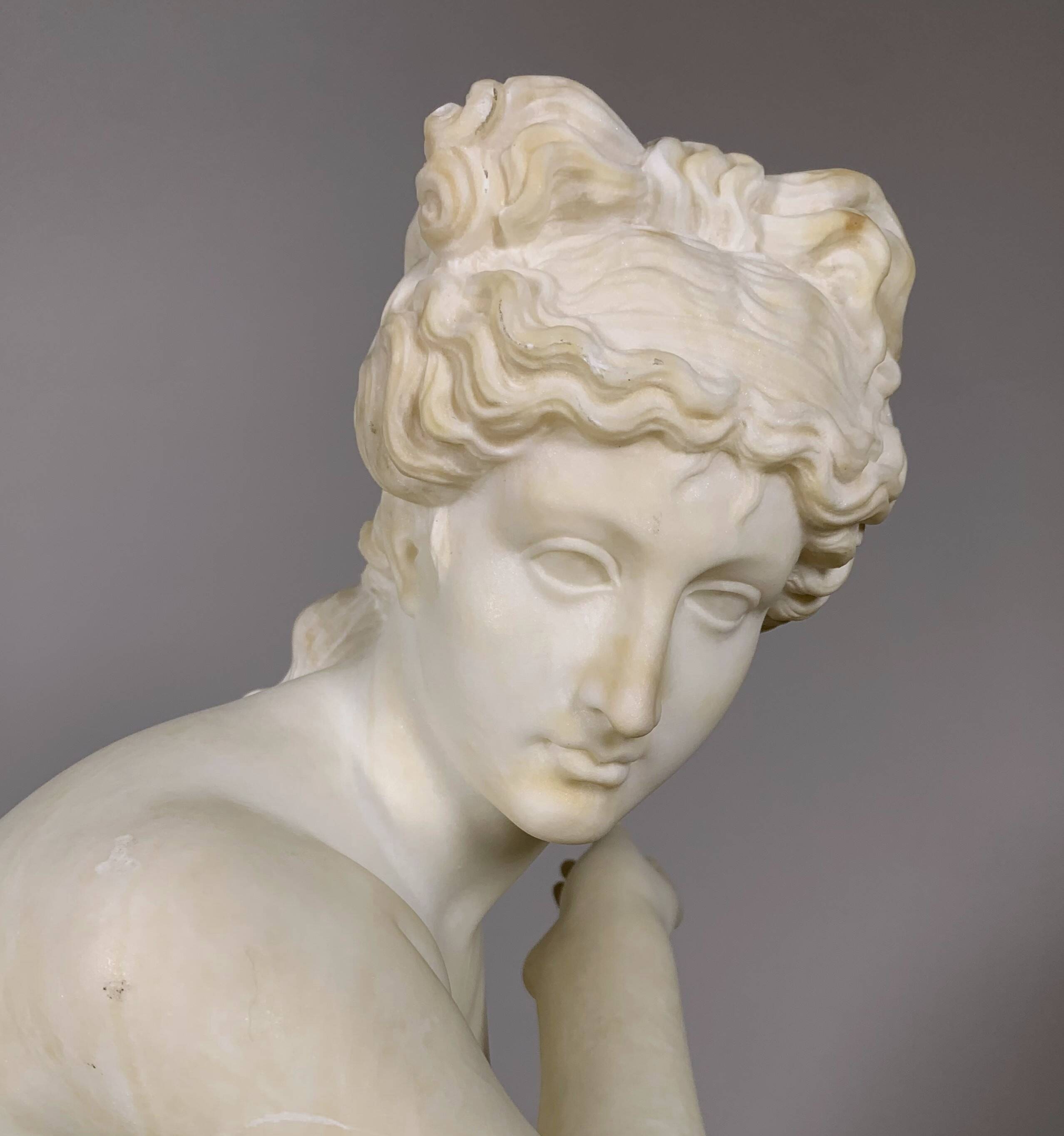 White Marble Sculpture - Venus at Bath - Early 19th Century