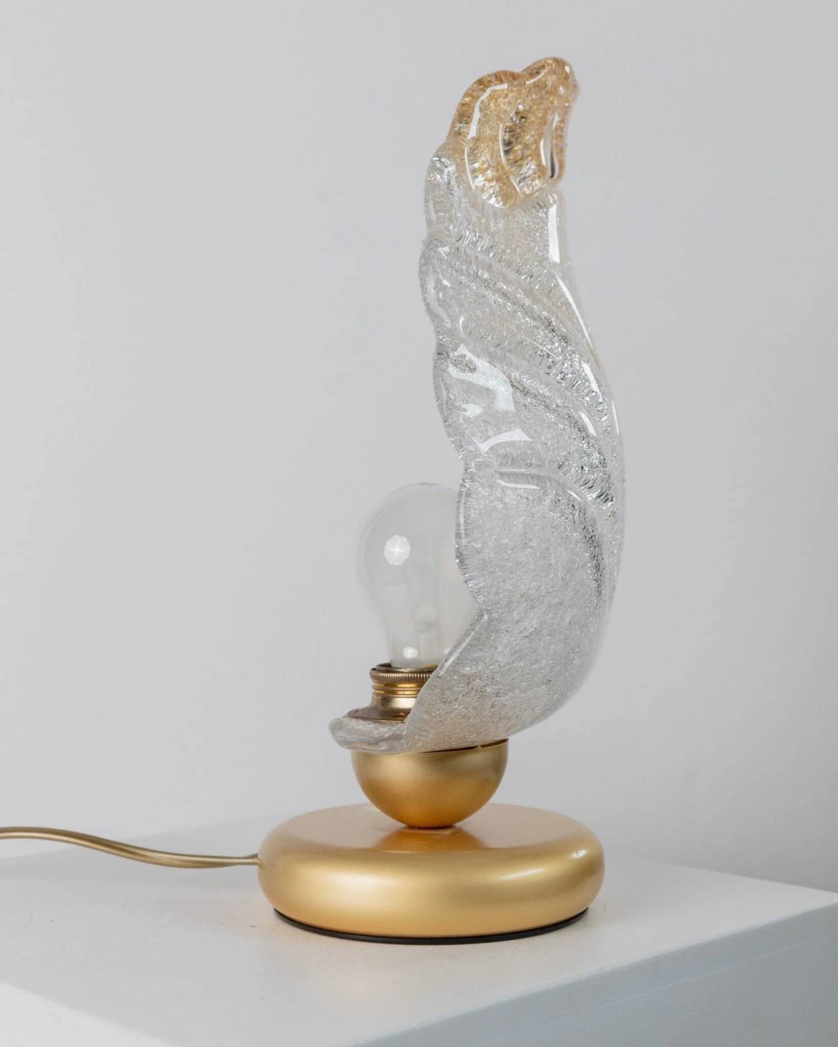 Vintage Murano glass table lamp – leaf-shaped glass with a gold metal base – Italy 1980s