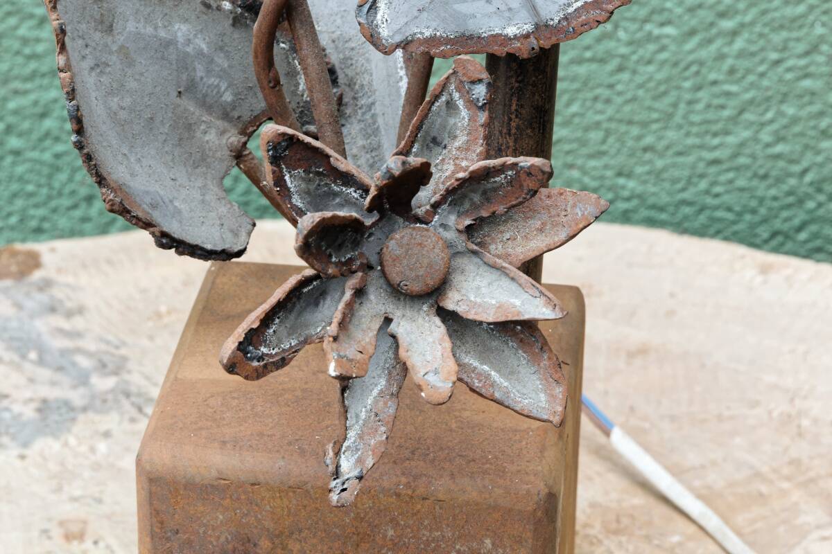 Brutalist metal lamp base, flowers