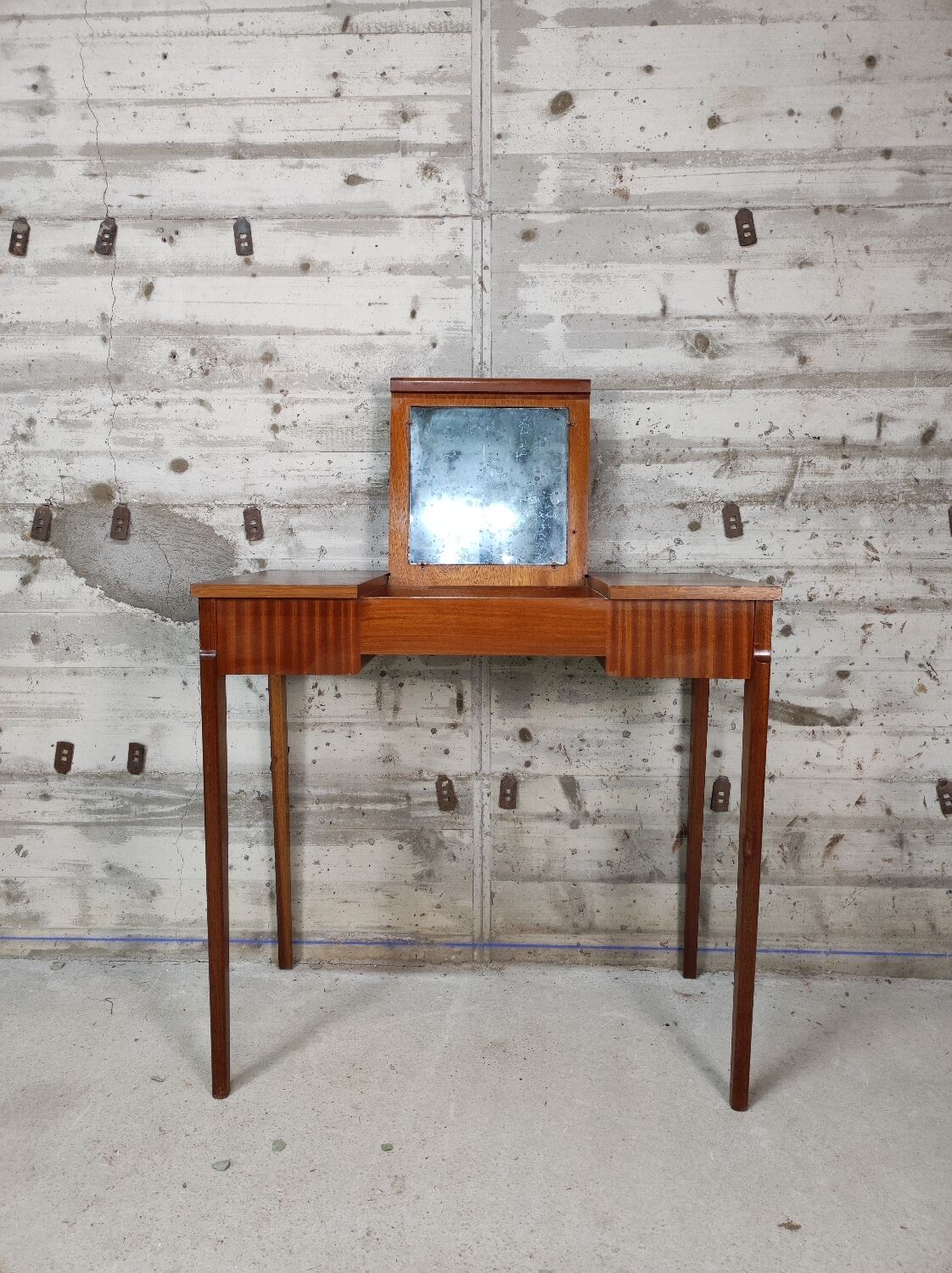 Wooden dressing table