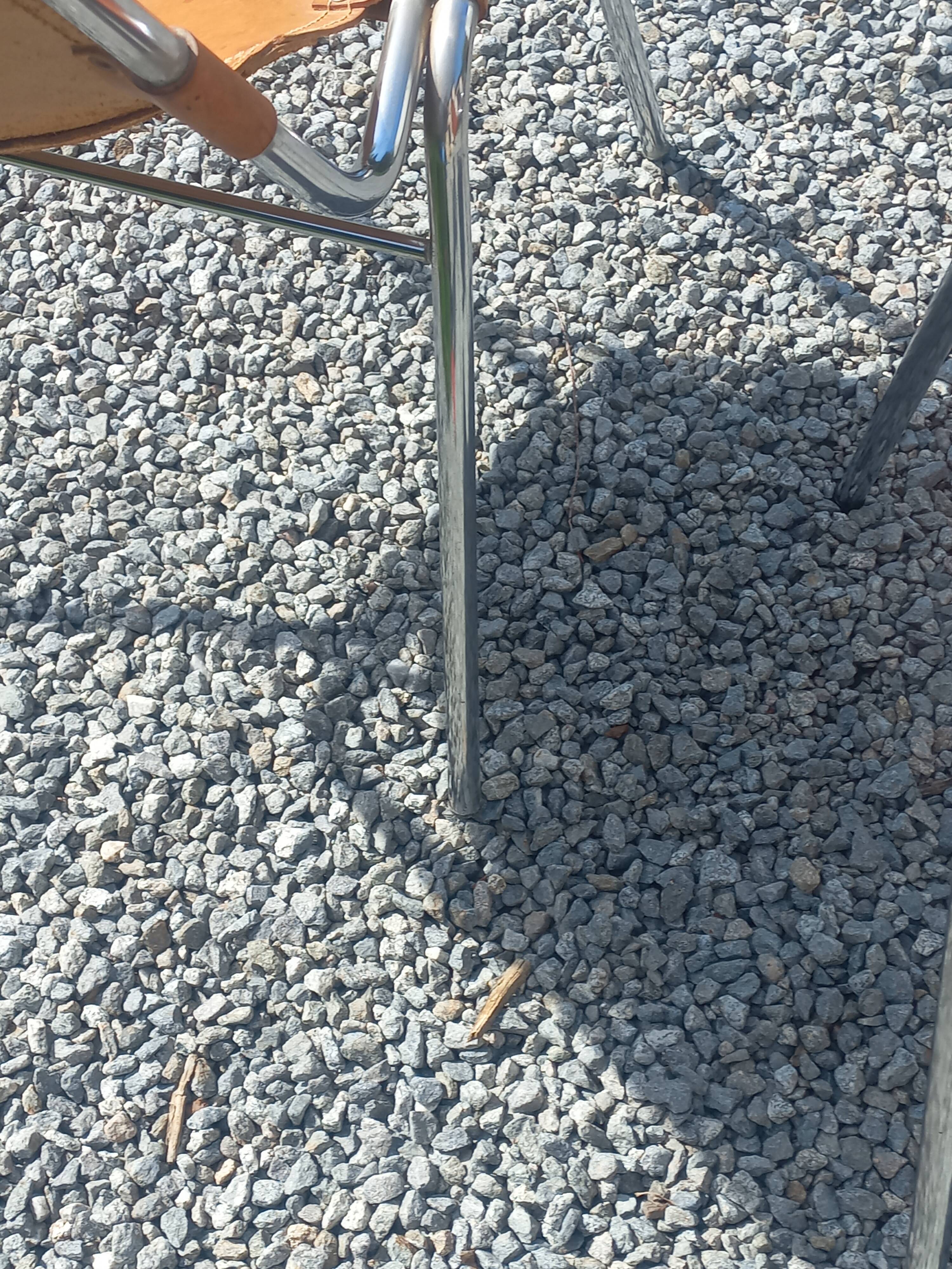 Paire de chaises design de Charlotte Perriand pour les Arcs