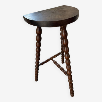 High tripod saddle stool