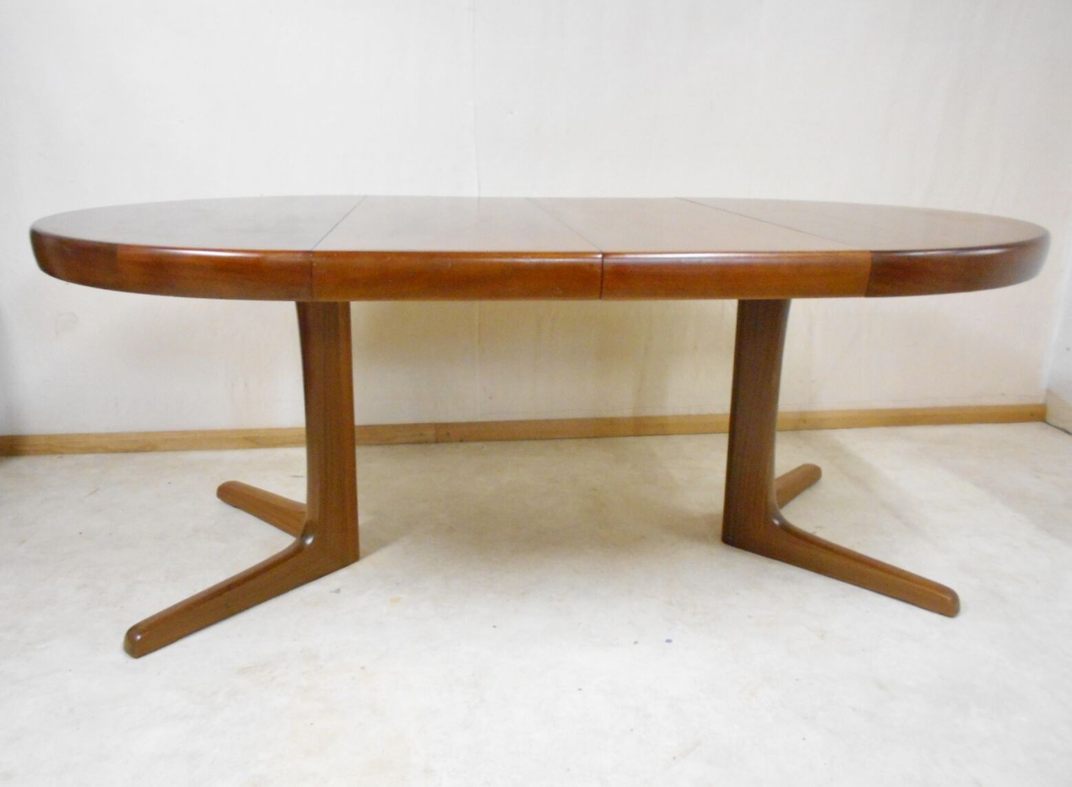 Expandable round teak table