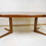 Expandable round teak table