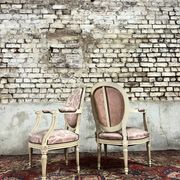 Paire de fauteuils dossier médaillon en bois laqué crème de style louis xvi