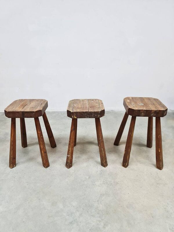 Tabourets rustiques français en bois sculptés à la main « Brutaliste »