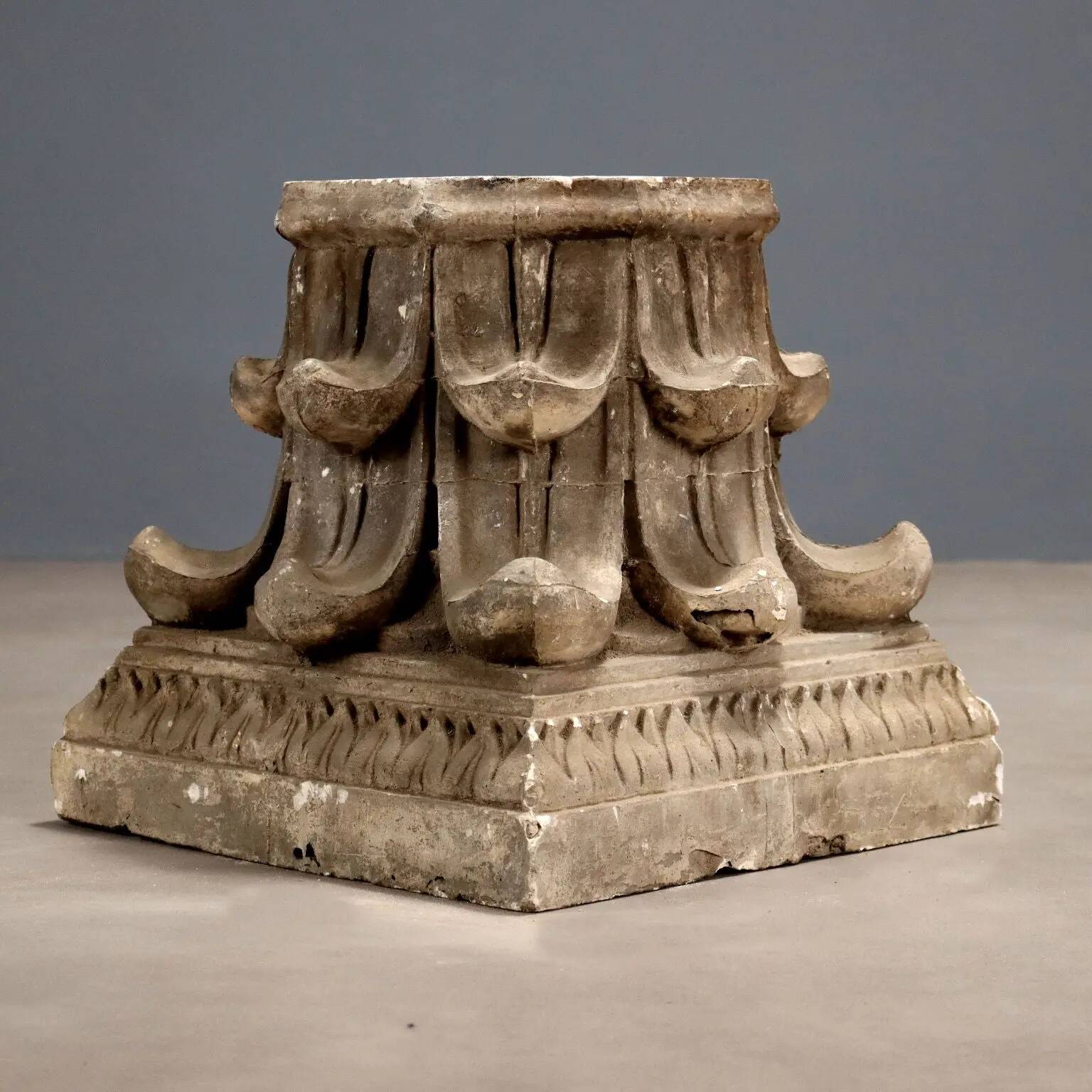 Ancient plaster capital decorated with acanthus leaves, 19th century.