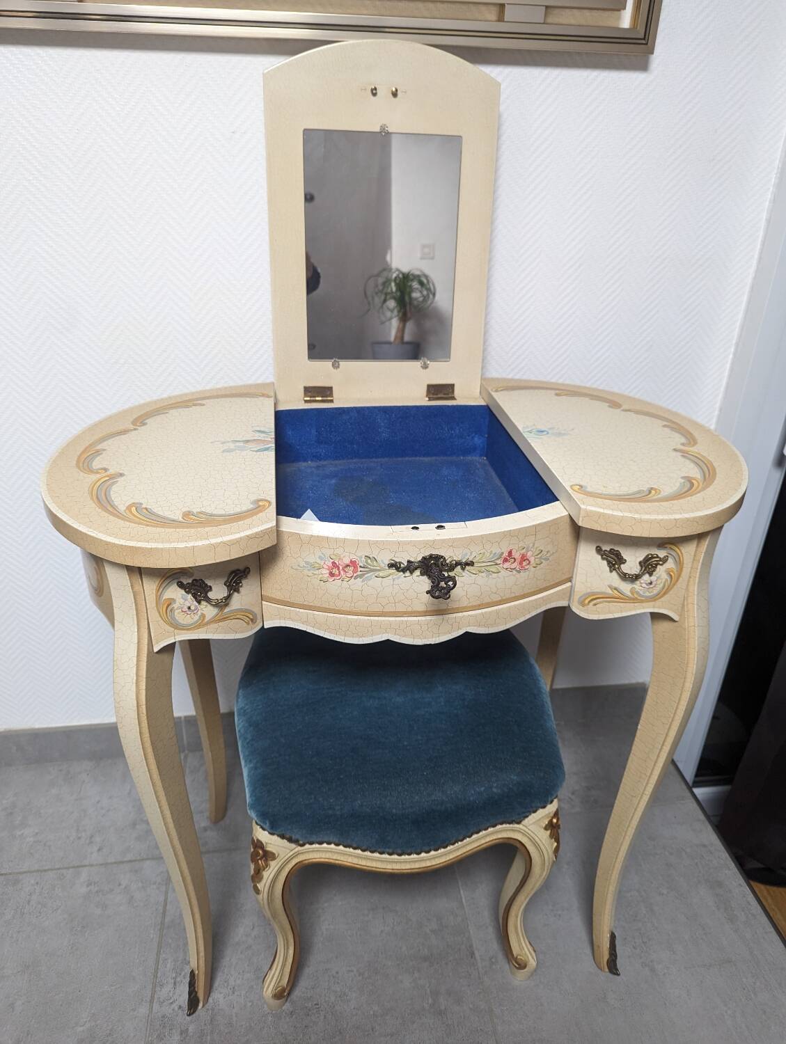 Venetian dressing table
