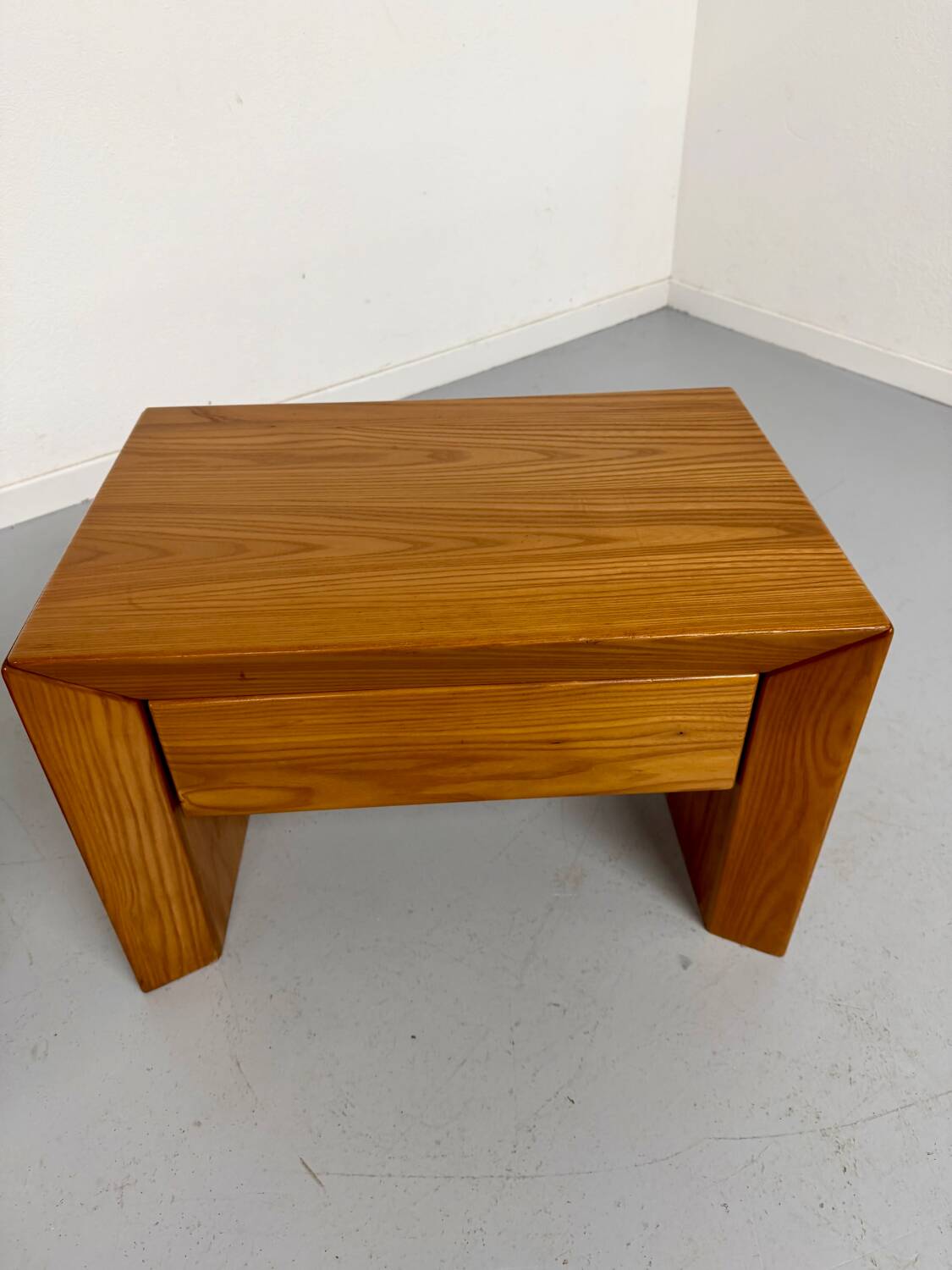 2 bedside tables in elm, designed by Maison Regain, France, 1970s.
