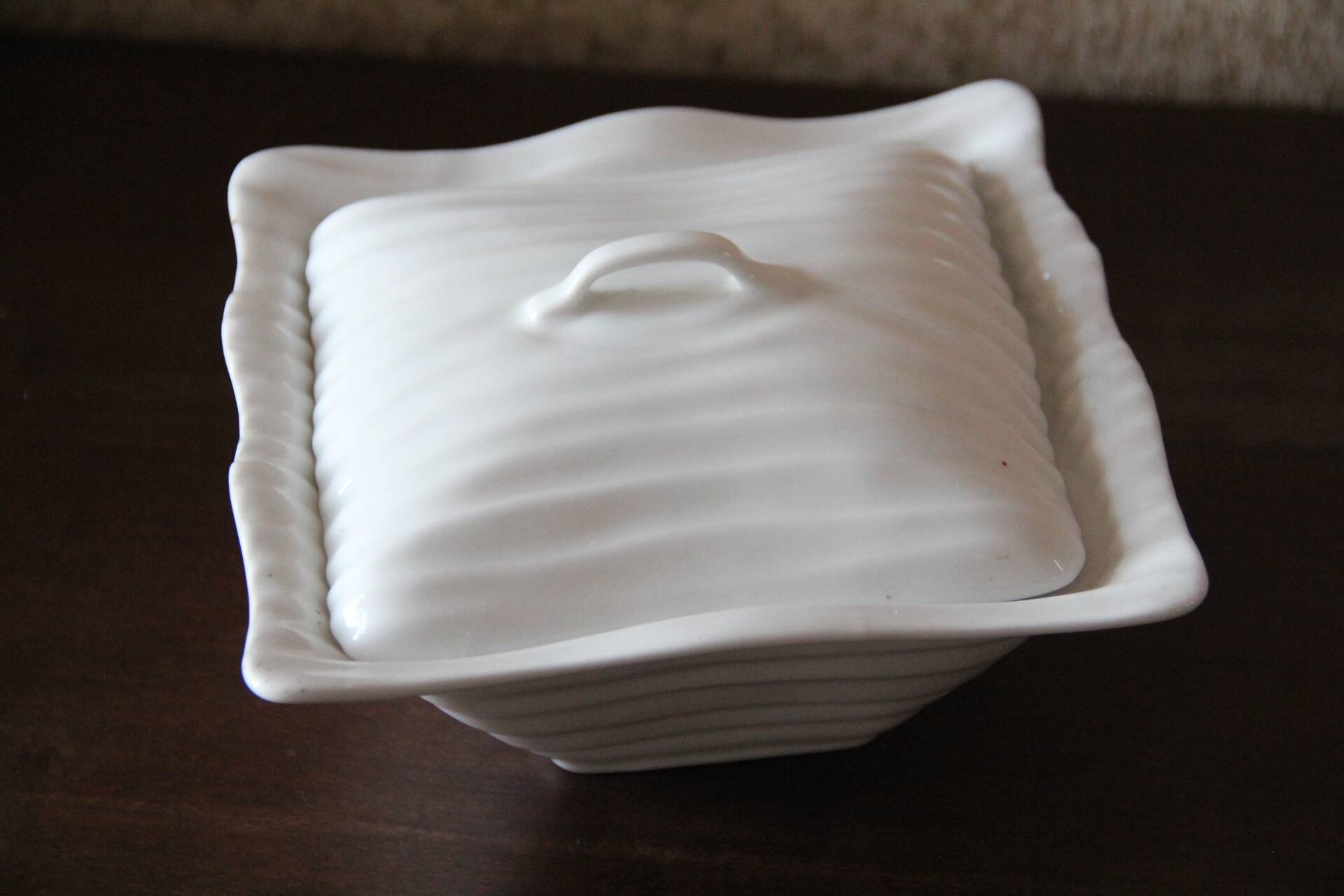 Small fruit bowl with porcelain lid