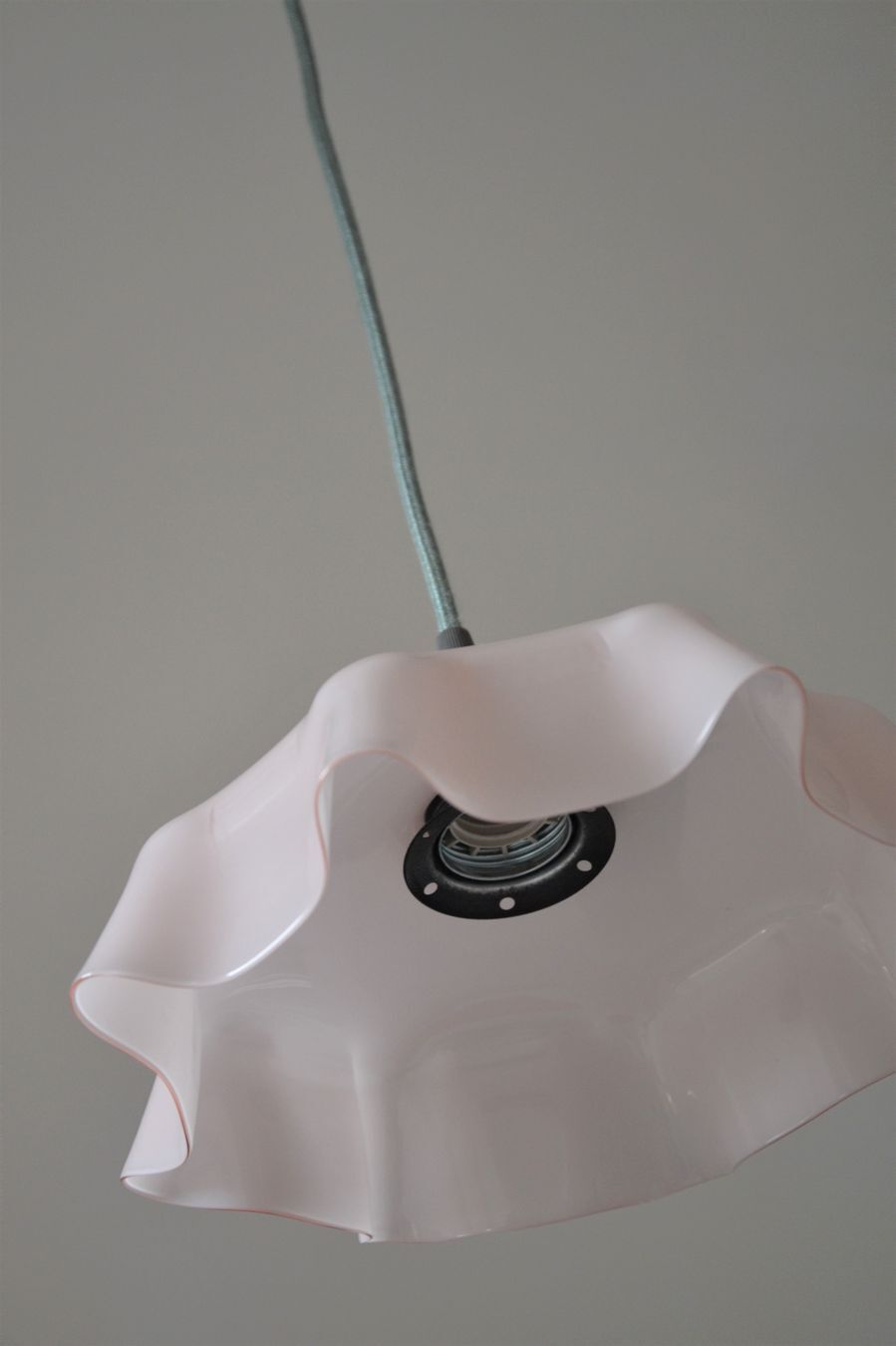 Suspension vintage en opaline rose pâle effet drapé