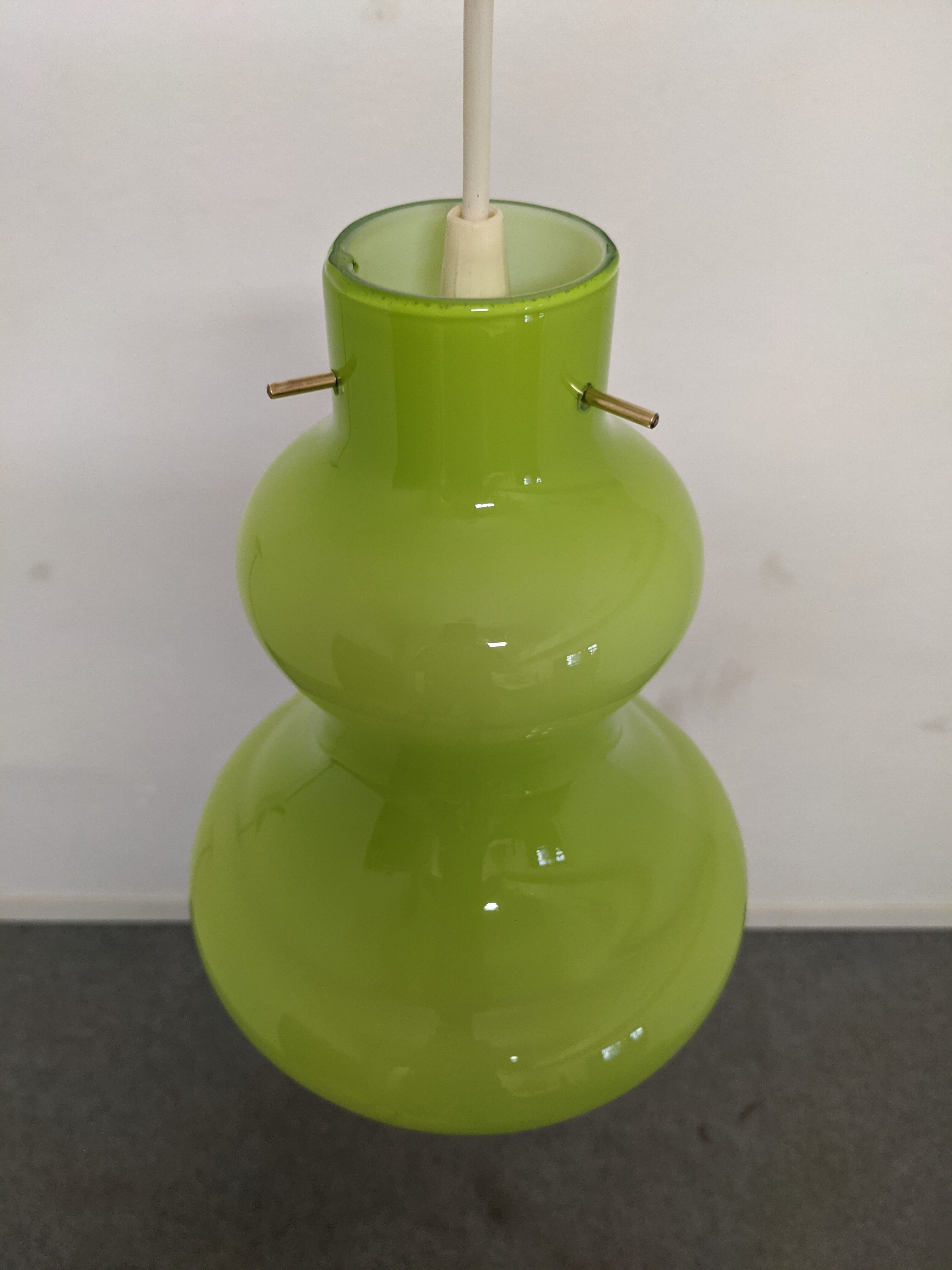 Suspension of the 70s in green opaline