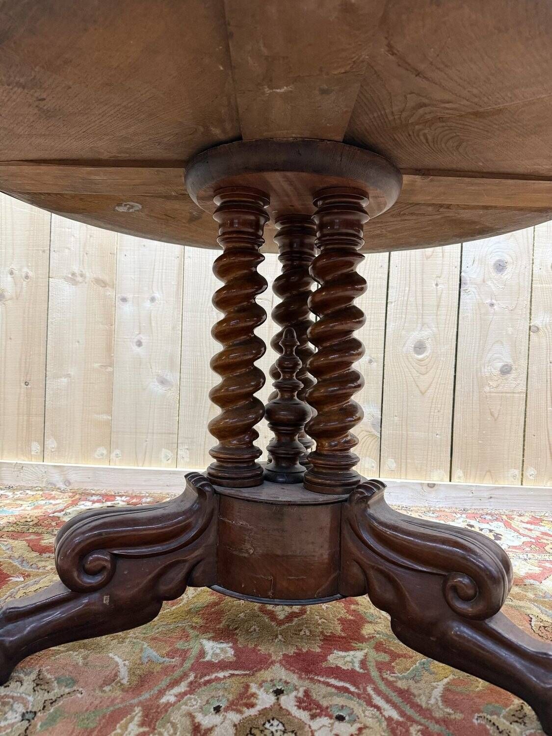 Round tripod gueridon from the Empire period with claw feet in mahogany and marble.