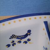 Deep dish with central handle in white porcelain. Blue Chicken Patterns.