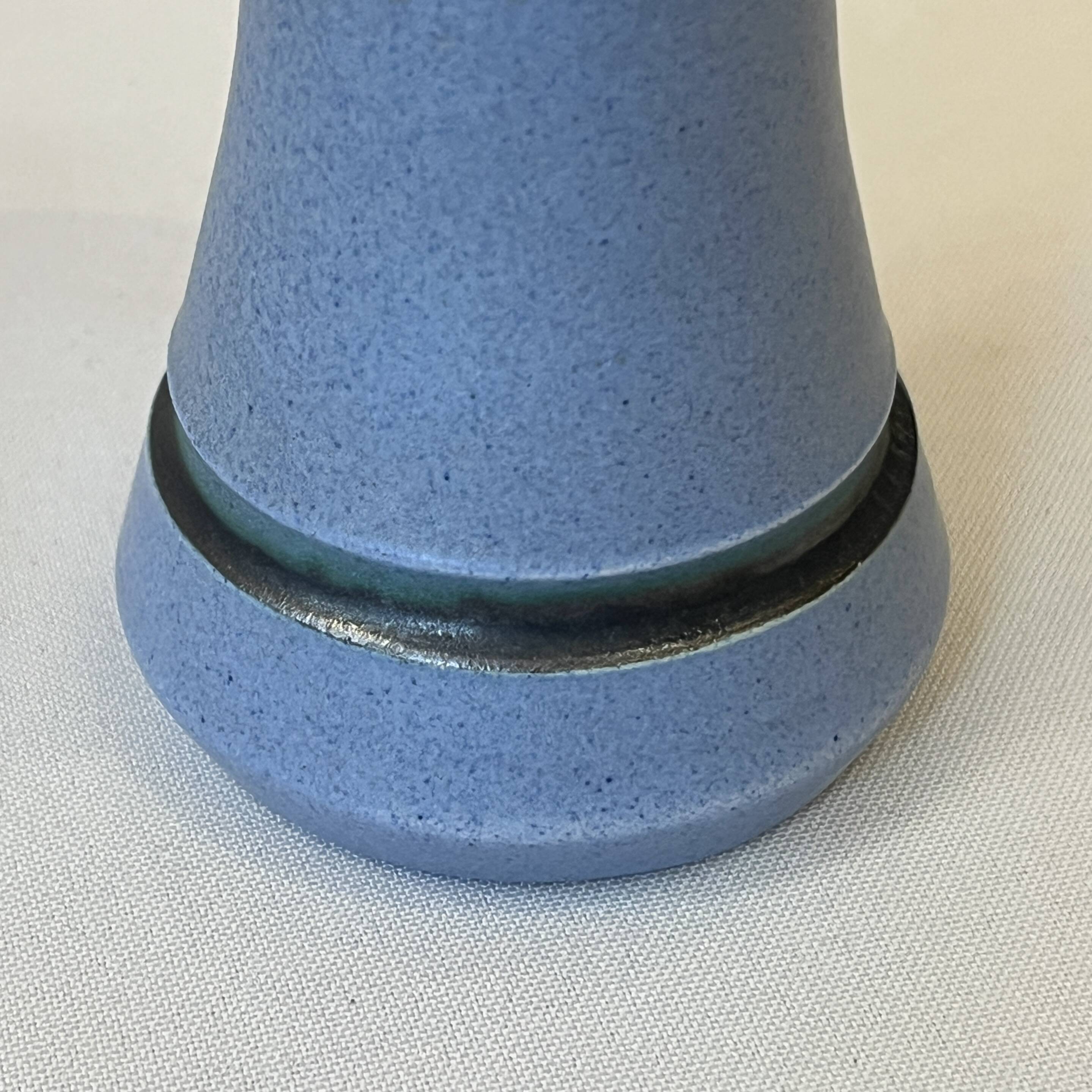 Vase de Knights of Tintagel en céramique grès bleu 1960 -70 soliflore