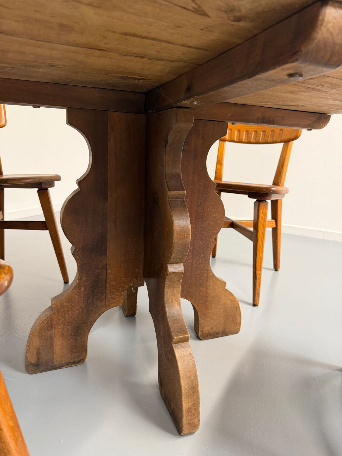 Round table in solid wood, thick top, vintage brutalist style from the 1960s.