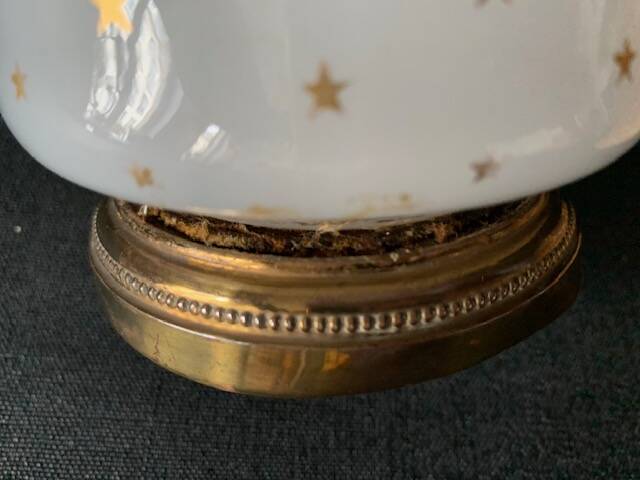 Lampe Napoléon III en opaline blanche aux étoiles dorées
