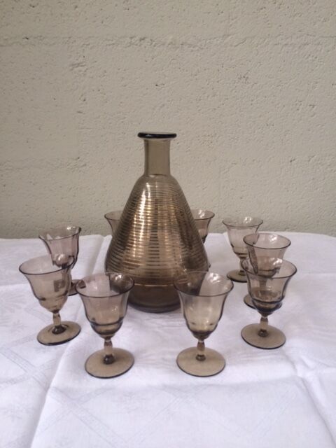 Liqueur glass Brown and gold edging and 9 small glasses Decanter's vintage liquor