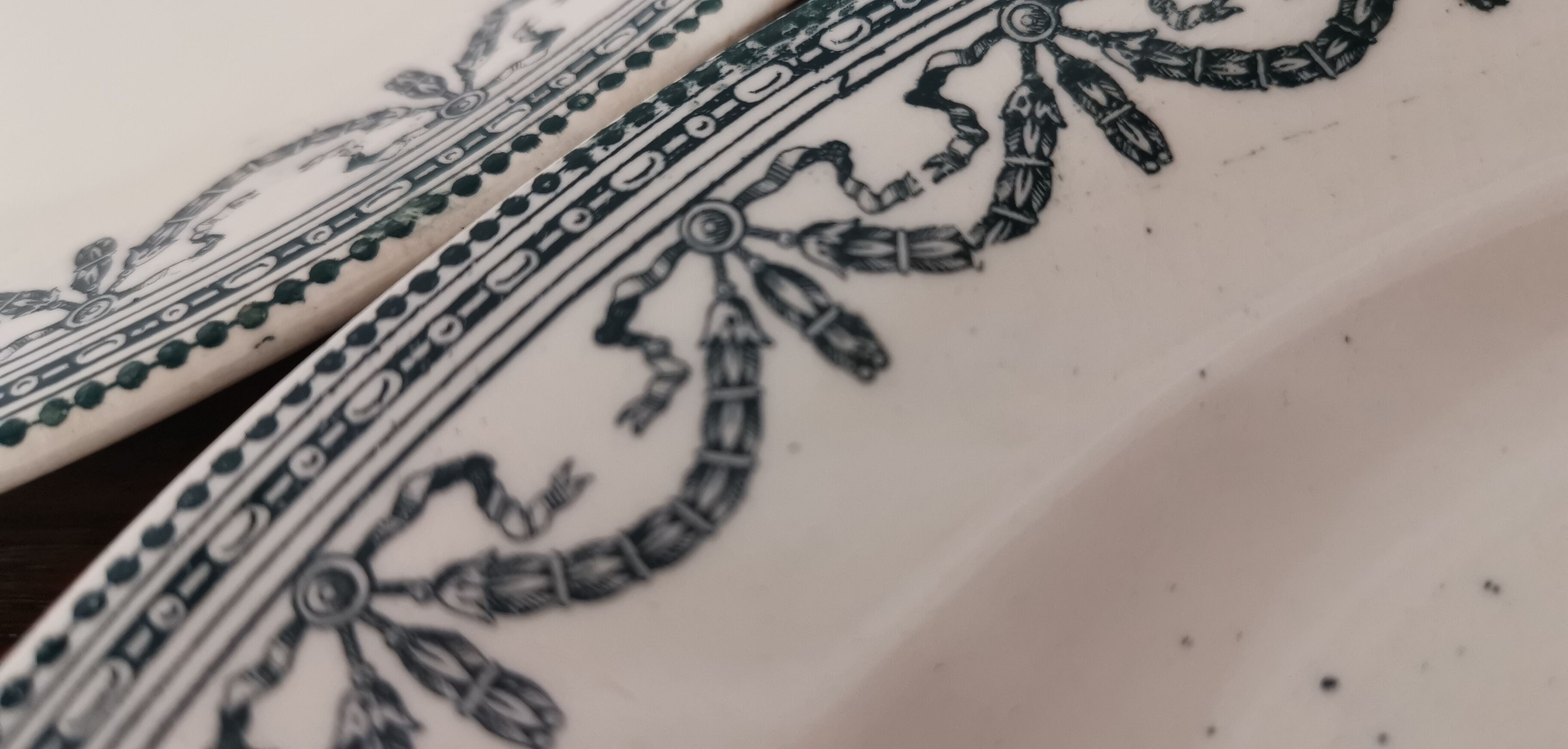Set of 4 flat plates terre de fer ec Salins Louis XVI garlands