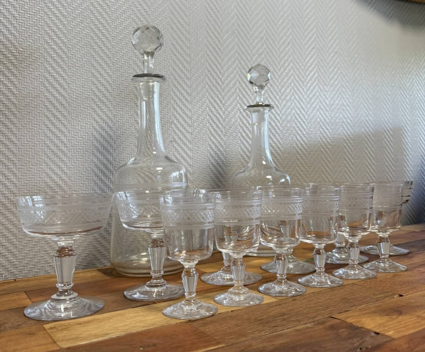 Service en cristal gravé comprenant 12 verres et 2 carafes