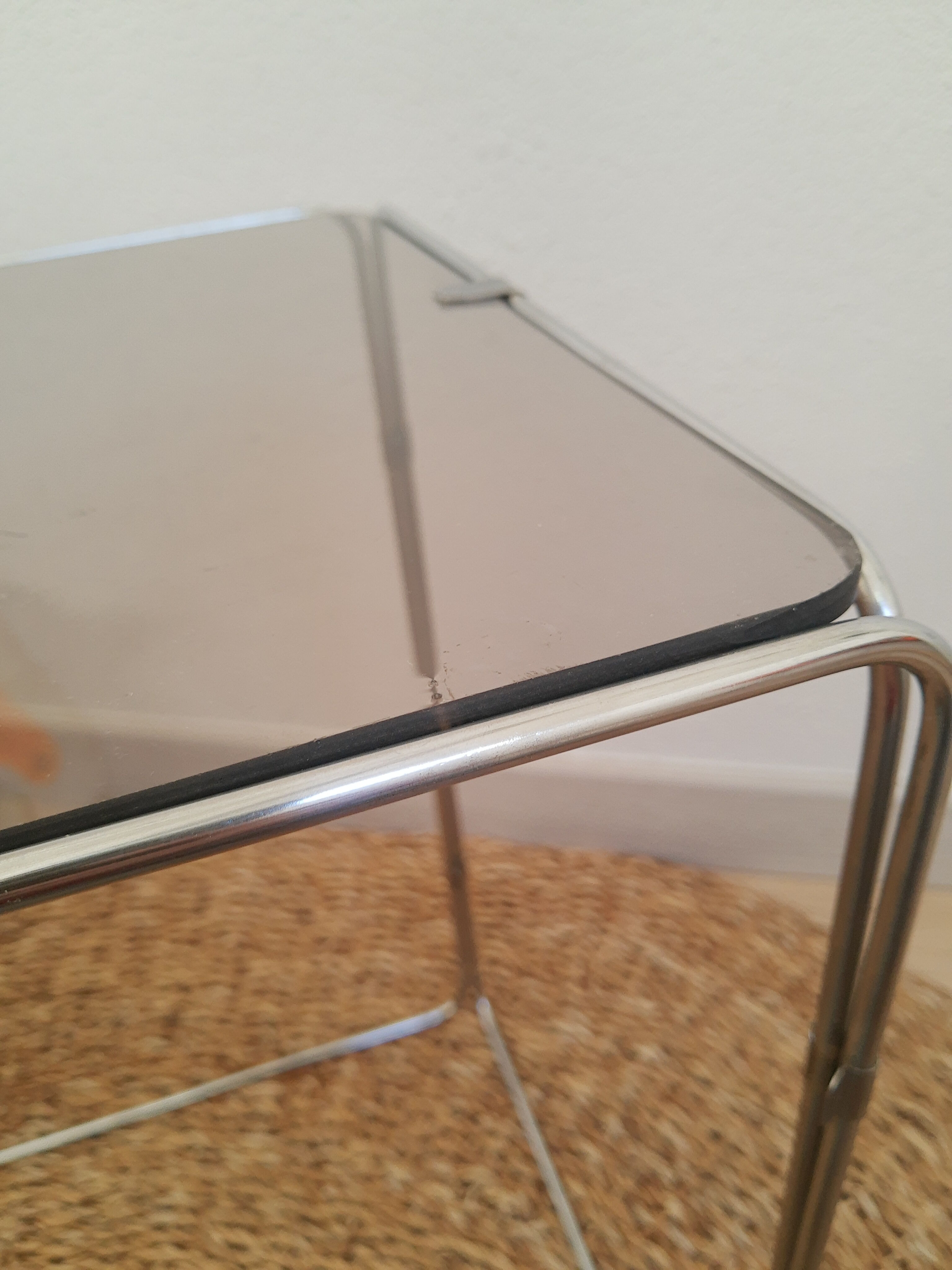 Table d'appoint bout de canapé métal chromé et verre fumé vintage