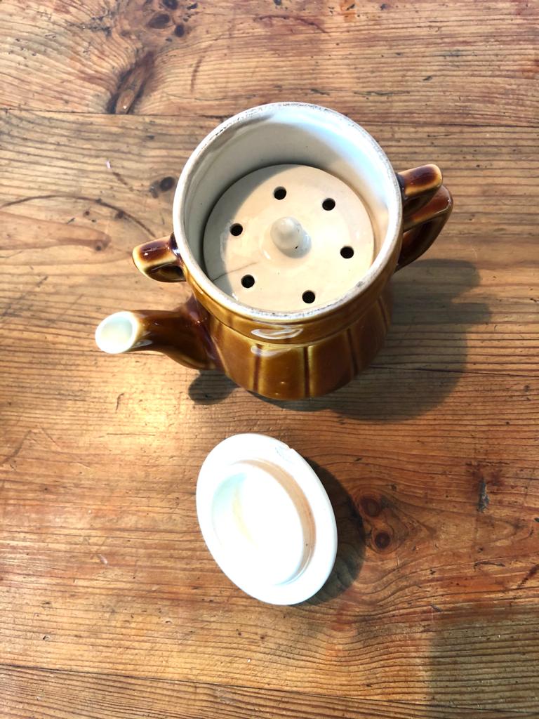 cafetière de bistro 2 tasses vintage en faïence au vernissage brun avec filtres au complet