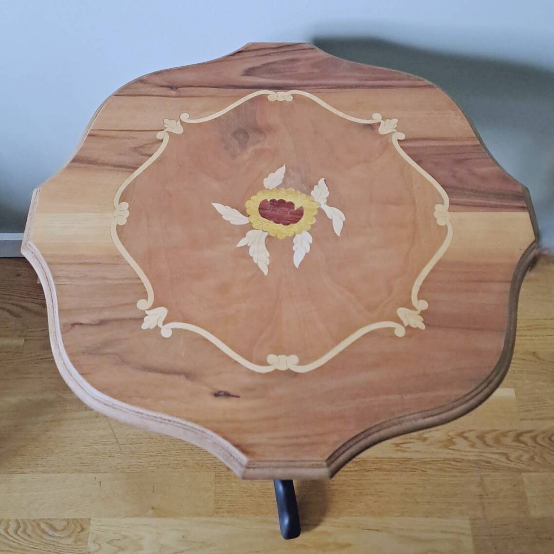 Marquetry pedestal table