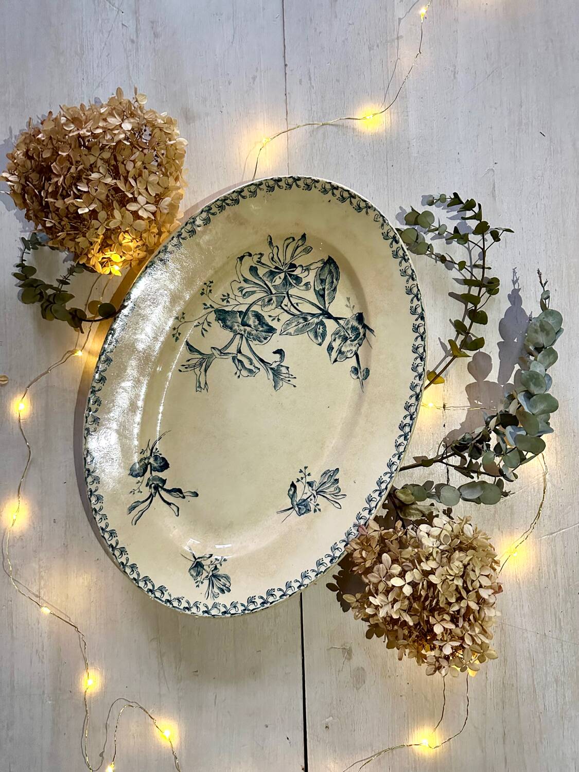 Oval dish, honeysuckle model