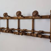 Porte-manteaux mural en bois tourné