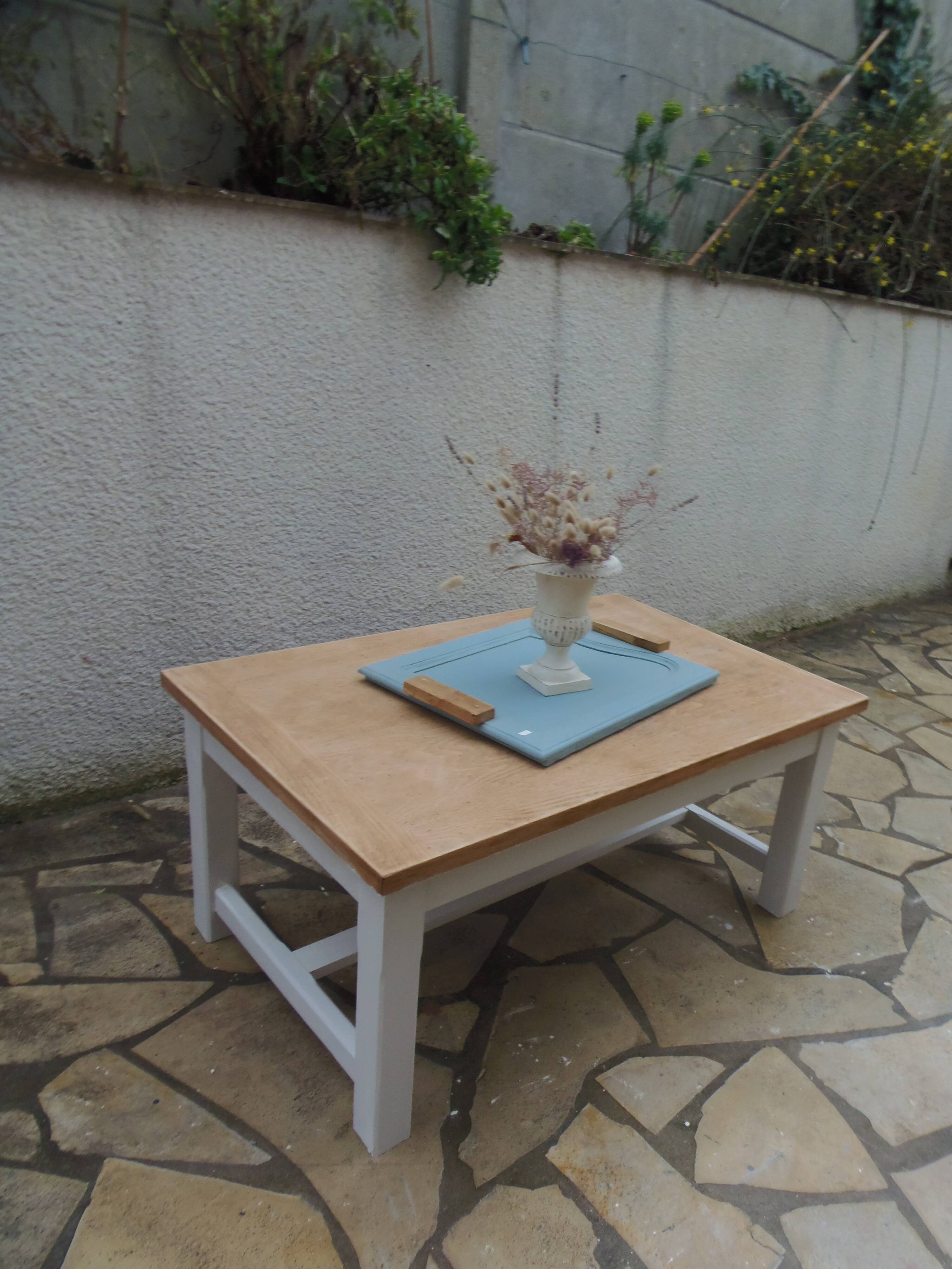 Table basse vintage piètement gris perle, plateau bois.