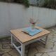 Table basse vintage piètement gris perle, plateau bois.