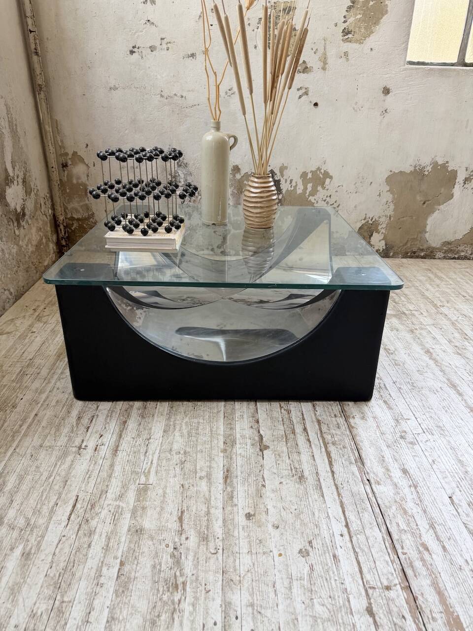 Table basse socle moulé et chrome, années 70