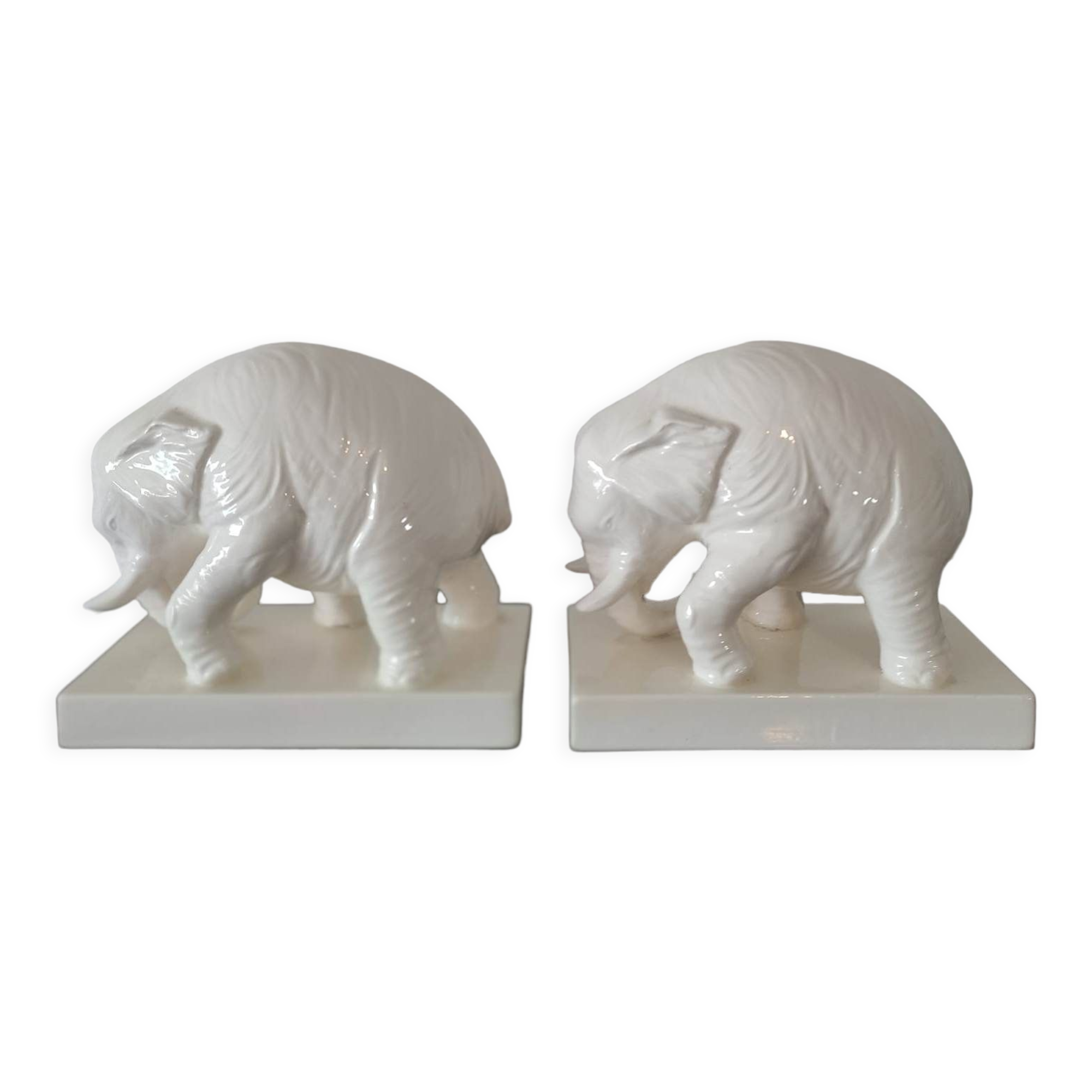 Book endpiece "elephants" in white ceramic