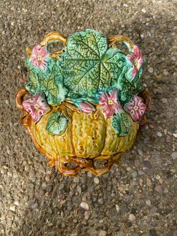 Cache-pot ancien en barbotine Majolique à décor floral