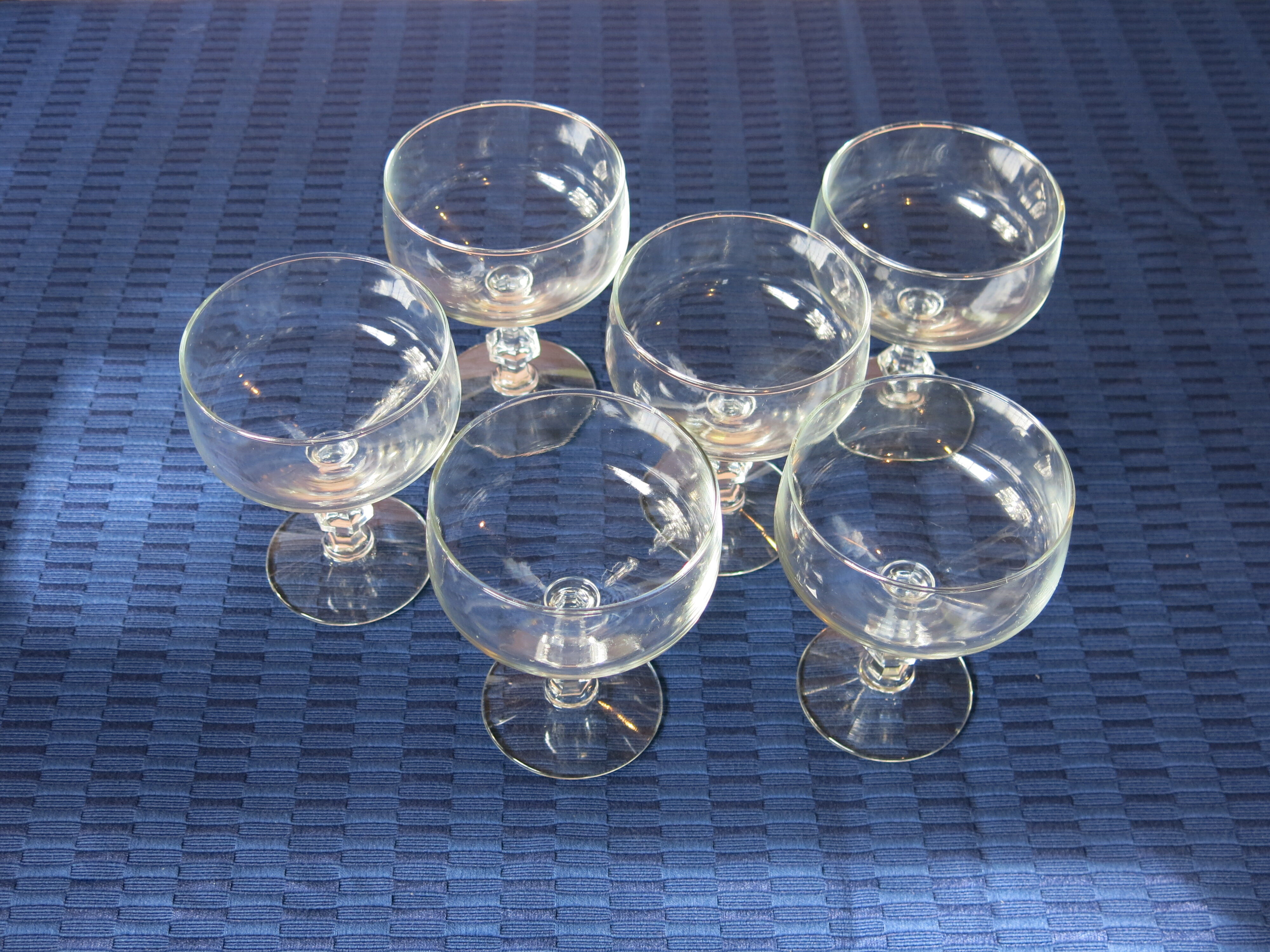 6 champagne or cocktail glasses in transparent glass in very good condition.