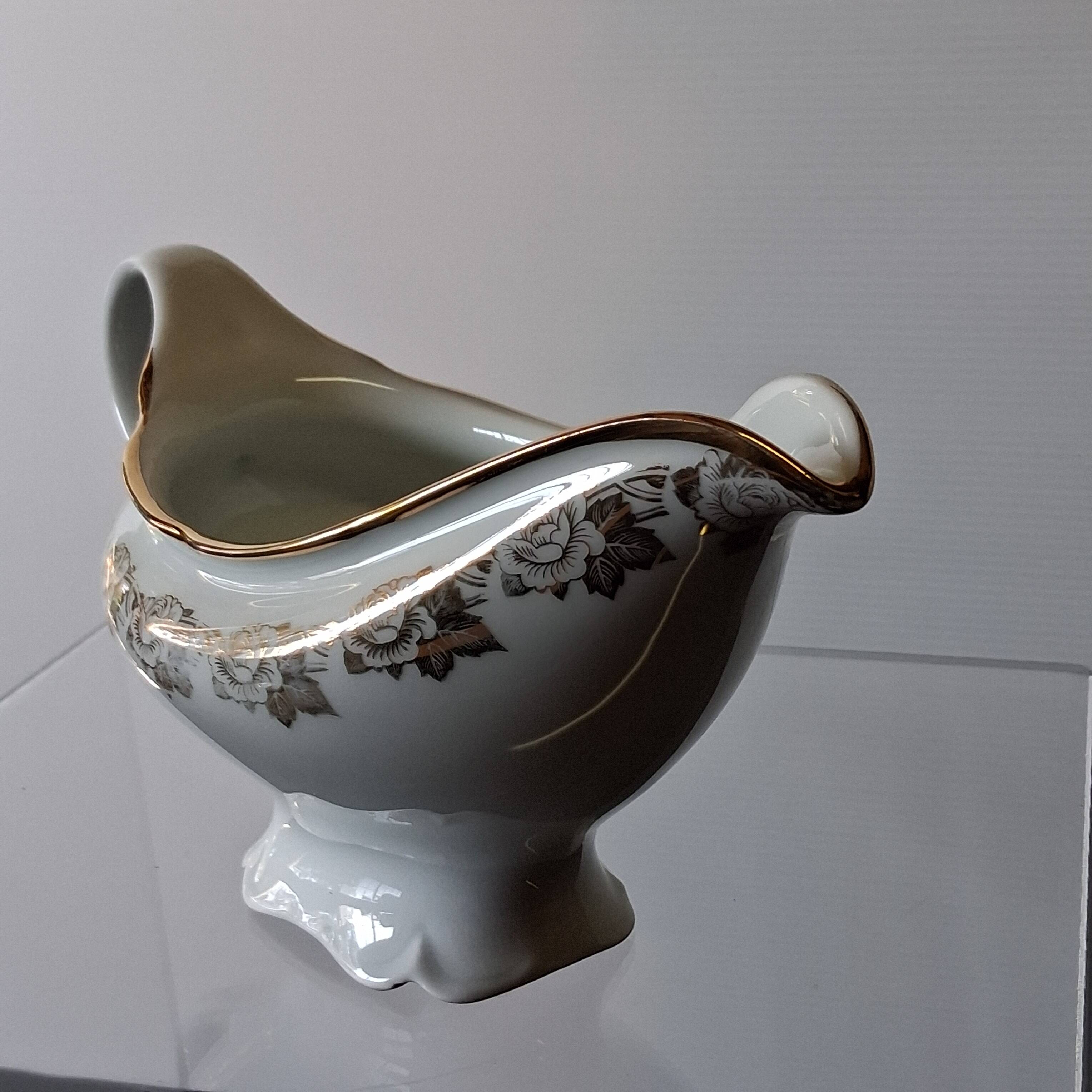 Very pretty porcelain sauceboat from Vierzon in very good condition.