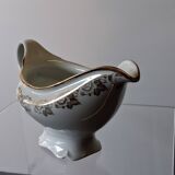 Very pretty porcelain sauceboat from Vierzon in very good condition.