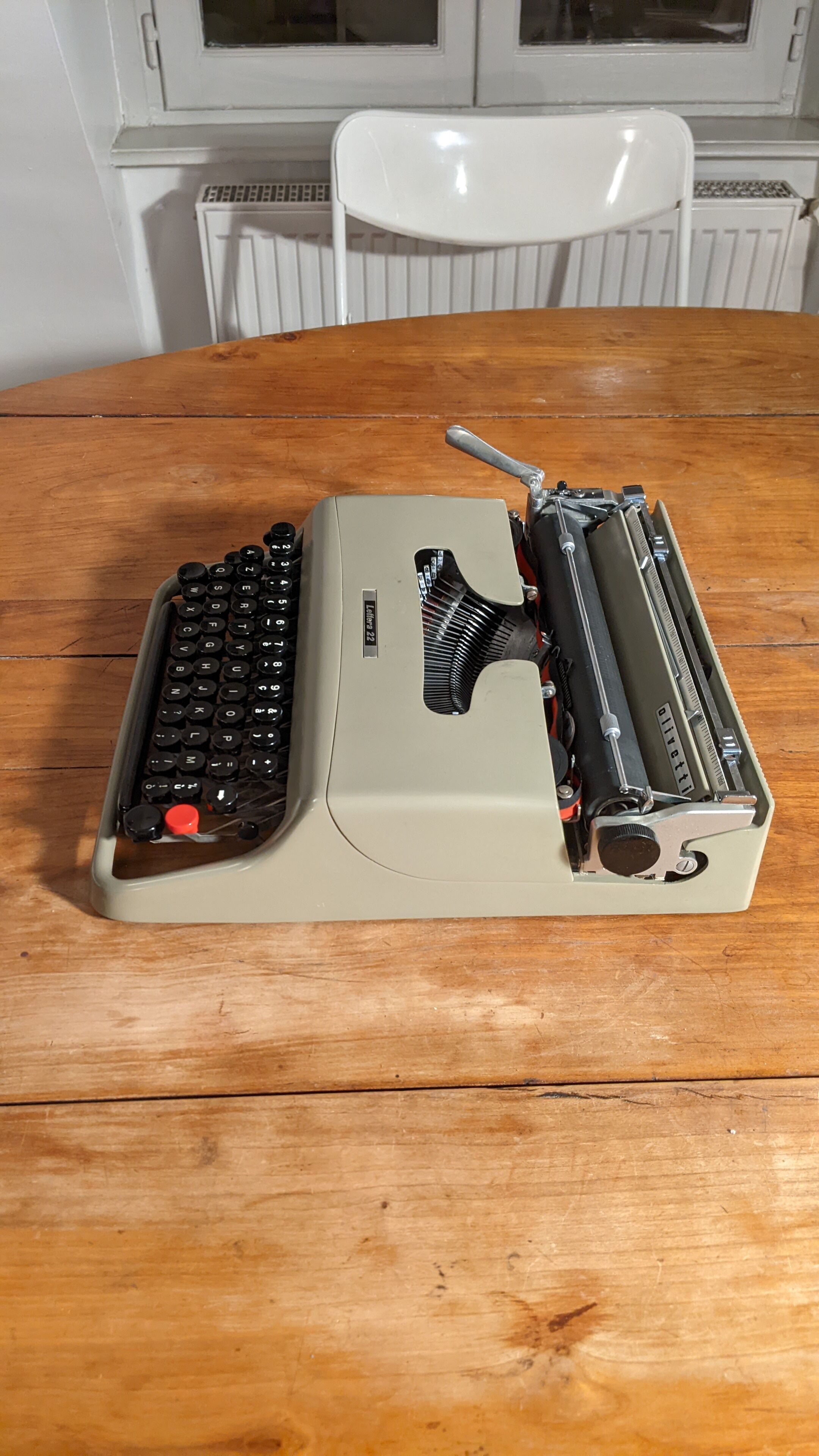 Typewriter Olivetti Lettera 22