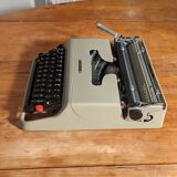Typewriter Olivetti Lettera 22