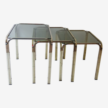 Série de 3 tables gigognes en verre fumé & laiton doré rectangulaires