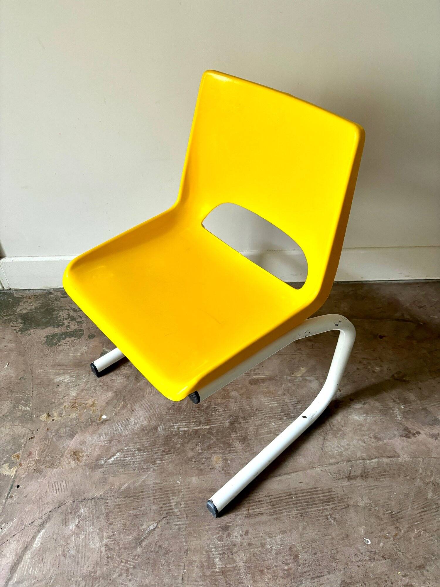 Children's chair in white metal and yellow plastic