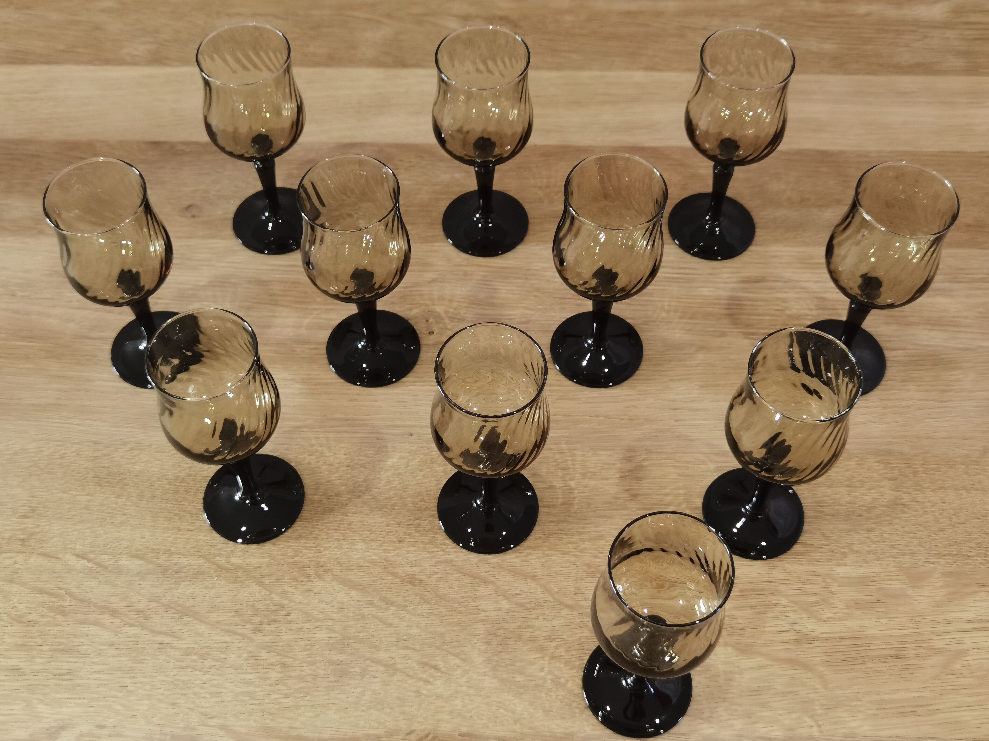 11 verres apéritifs torsadé fumé à pieds noir Arcoroc