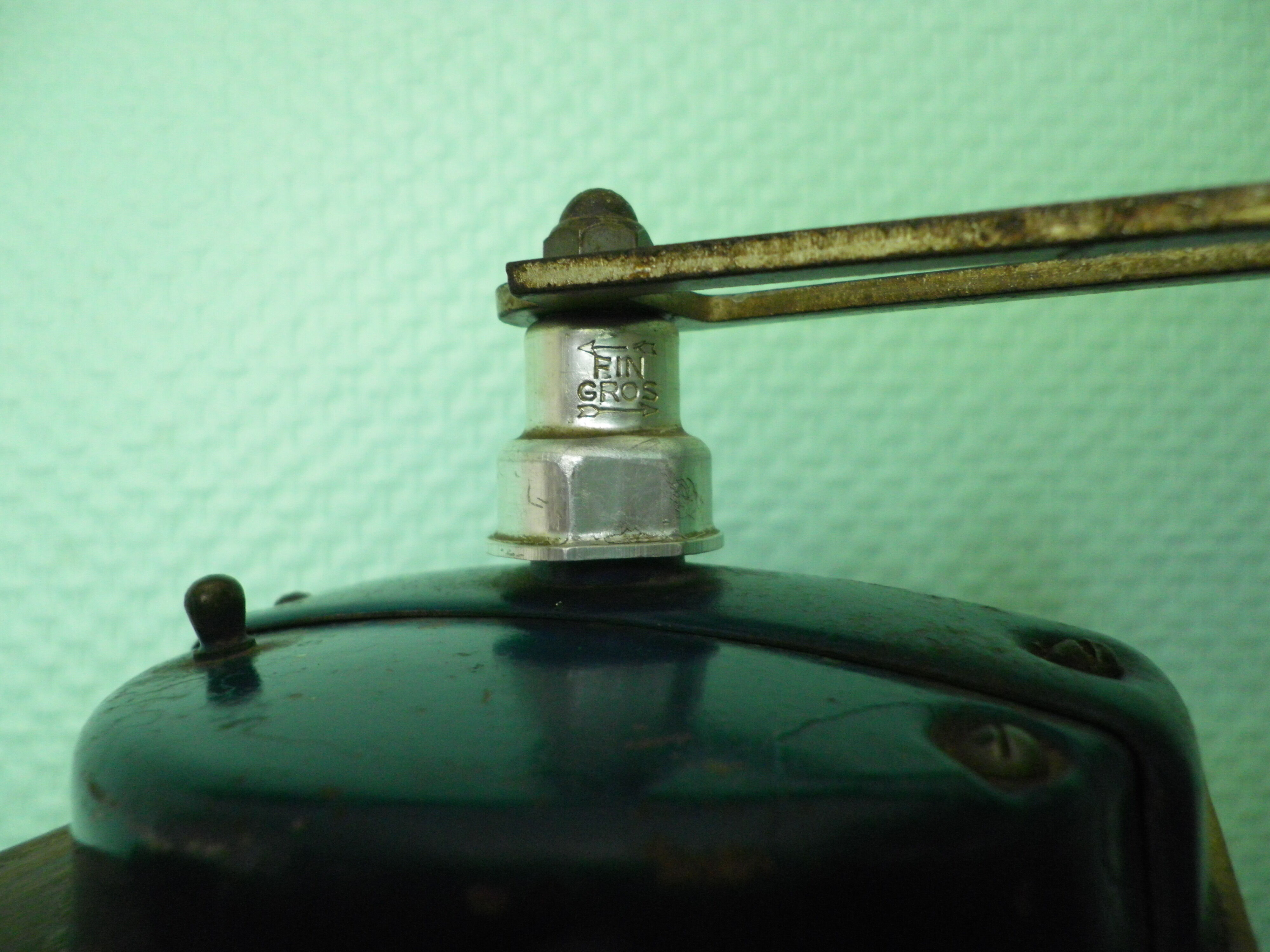 Ancien moulin à café manuel - Peugeot Frères - Bois, métal, métal bleu