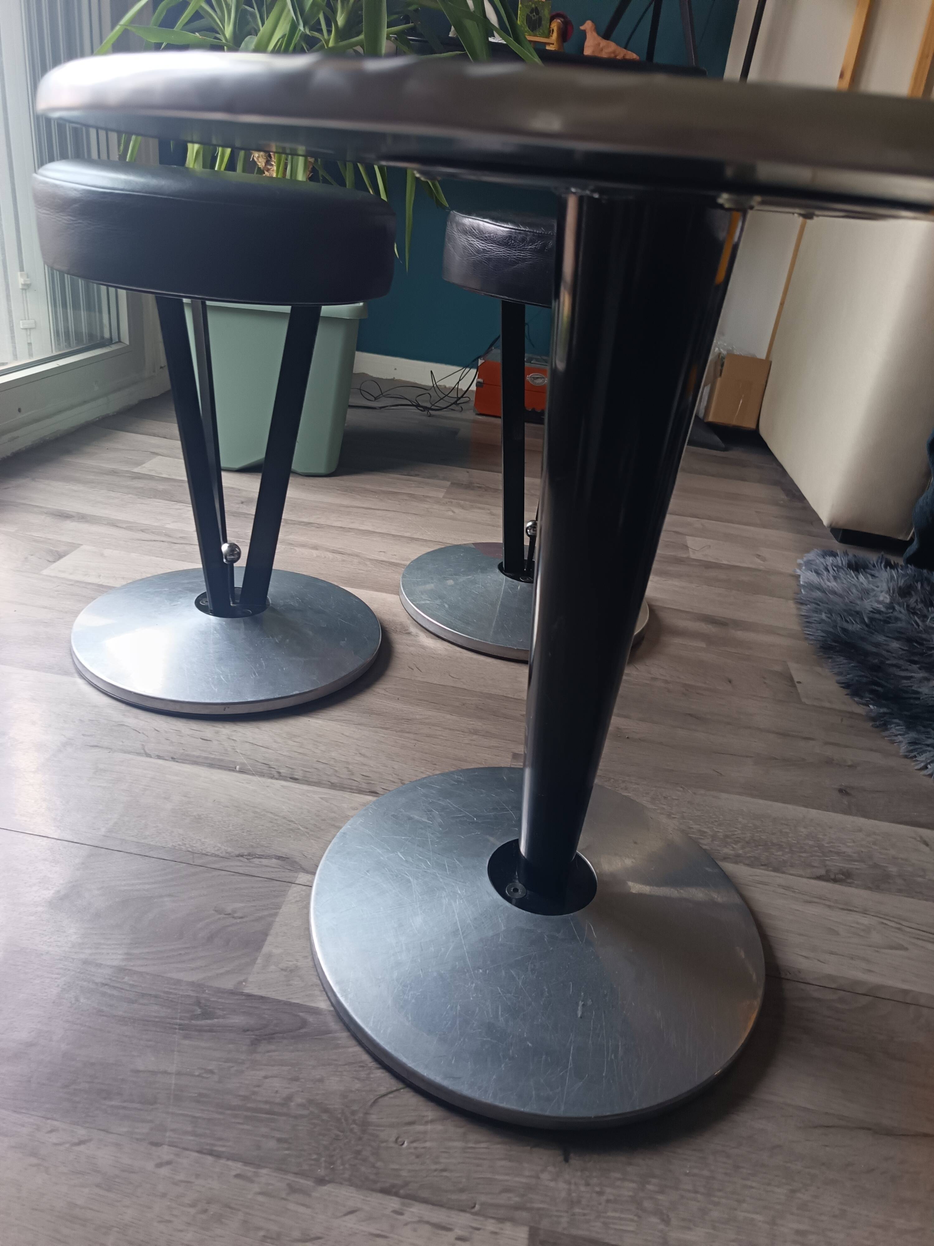 Dry Martini table and stool set